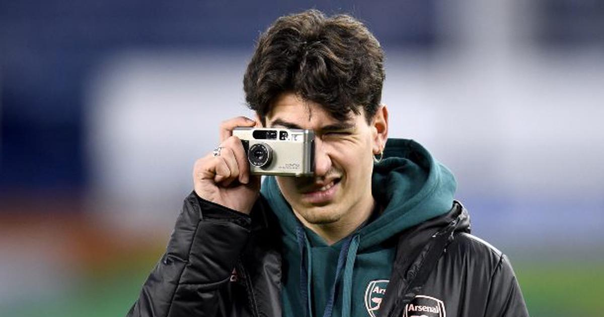 Hipster Arsenal star Hector Bellerin takes disposable camera to FA